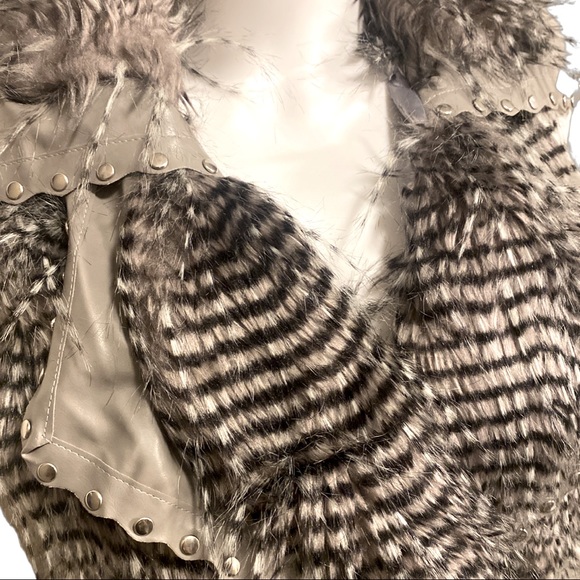 Feline Faux Fur Vest - Picture 4 of 13